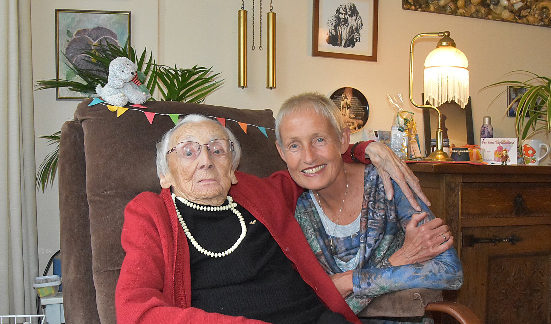 De 100-jarige Tina van der Lee samen met haar nicht Karin. | Foto: Piet van Kampen