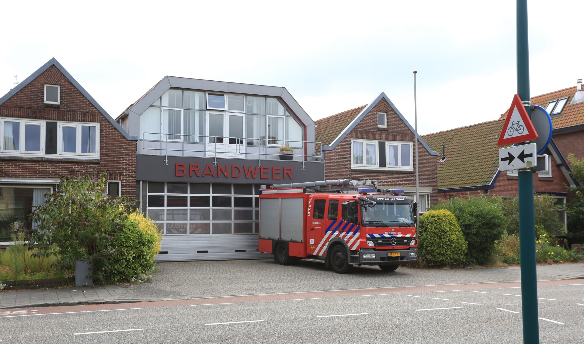 Het brandweercomplex aan de Dorpsstraat. | Foto Wil van Elk