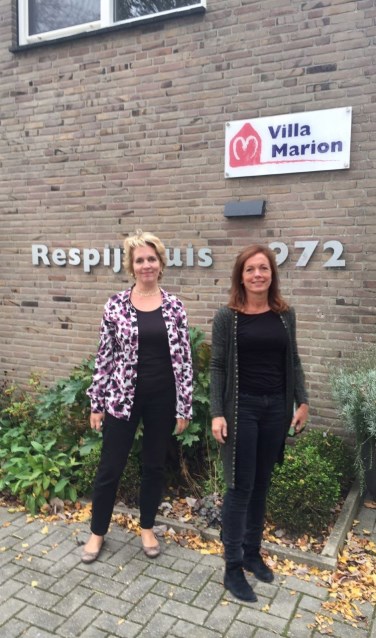 Sybrinne de Vries en Reny Wietsma bezoeken het Respijthuis in Alkmaar. | Foto: pr. 