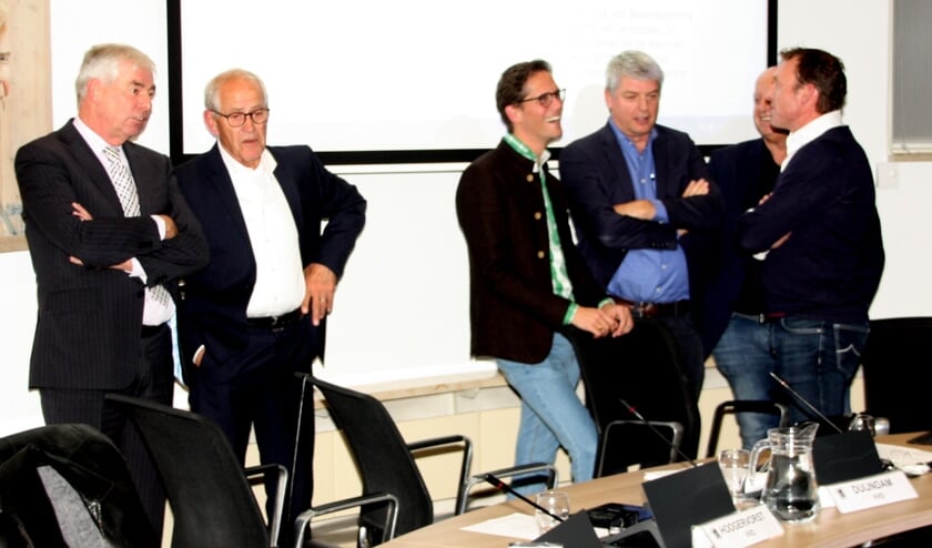 Tijdens een schorsing overlegden de drie oppositiepartijen samen met Arjan van den Akker. | Foto en tekst: Wim Siemerink