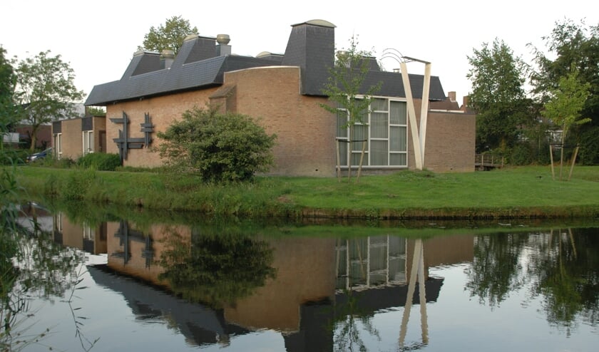 Het voormalige kerkgebouw van de Menswording op de hoek van het Heelblaadjespad en de Gallaslaan. | Archieffoto