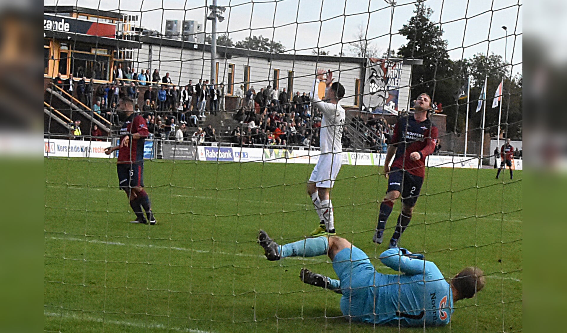 Jim Havenaar (wit) mist in de laatste minuut de kans op de overwinning. | Foto: PR