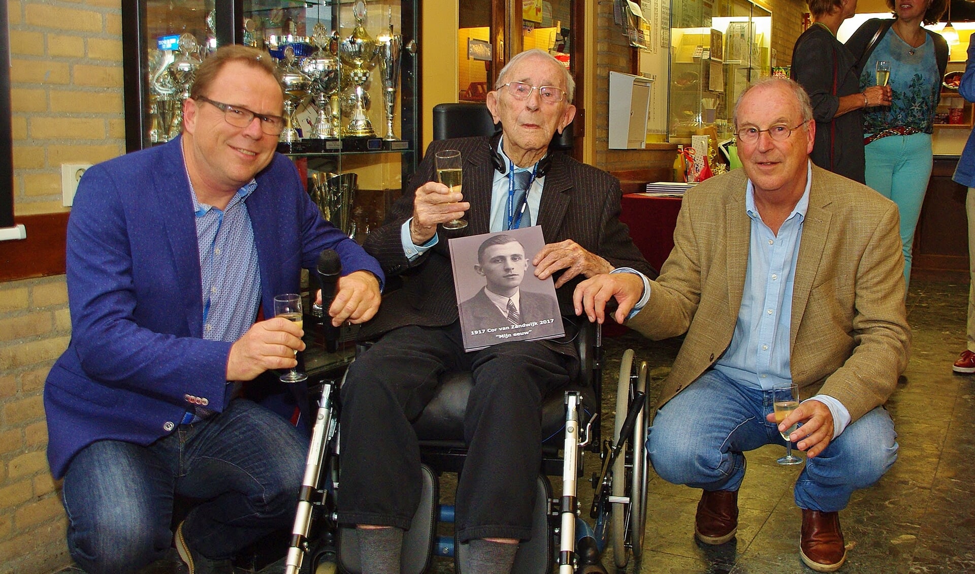 Cor van Zandwijk met twee zonen bij zijn honderdste verjaardag in 2017. | Archieffoto