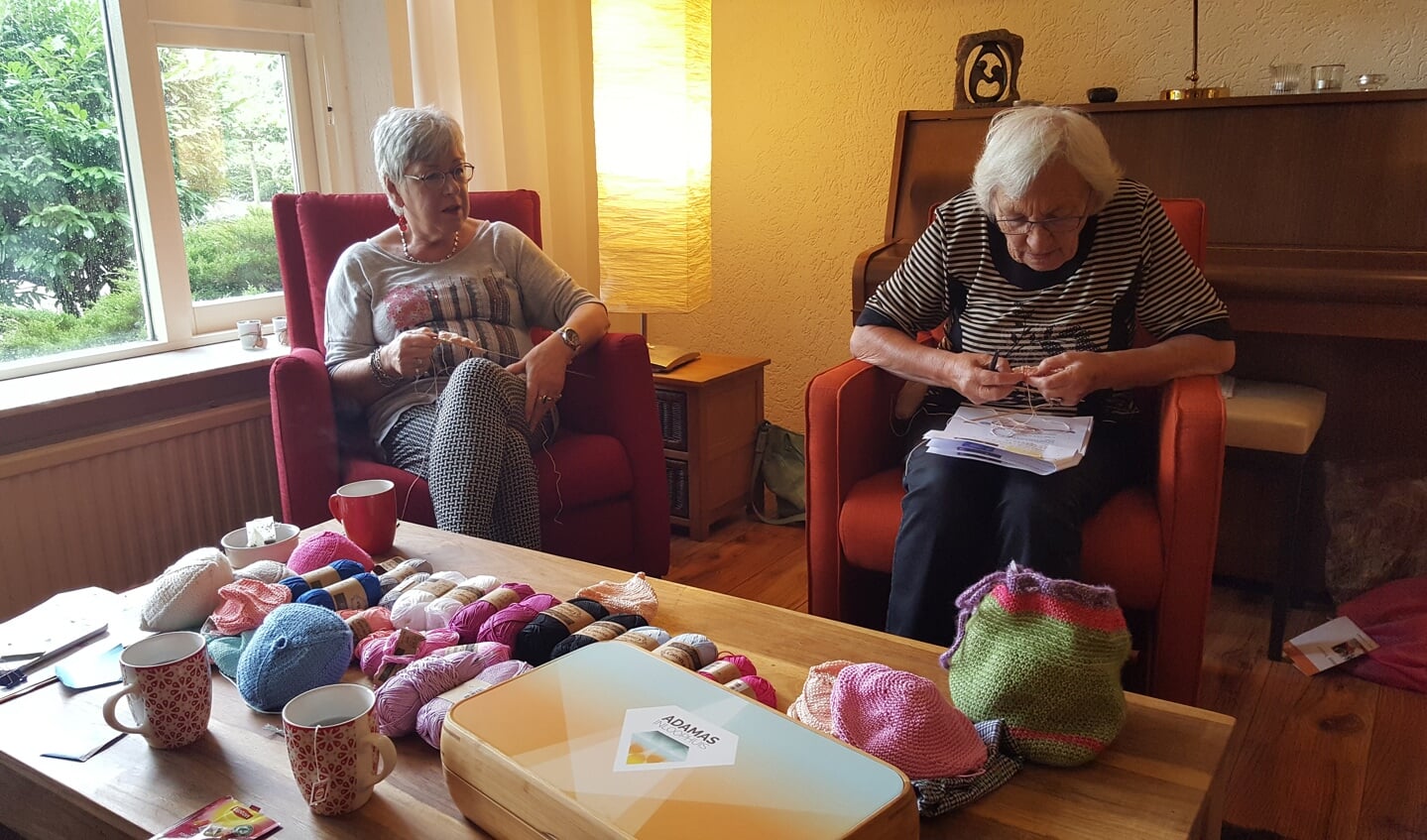 Vrijwilligers breien, haken of naaien borstprotheses en heart pillows voor vrouwen die borstkanker hebben (gehad).