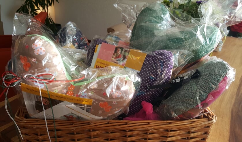 Mooi ingepakt en voorzien van extra informatiemateriaal over Adamas worden de heart pillows weggegeven.
