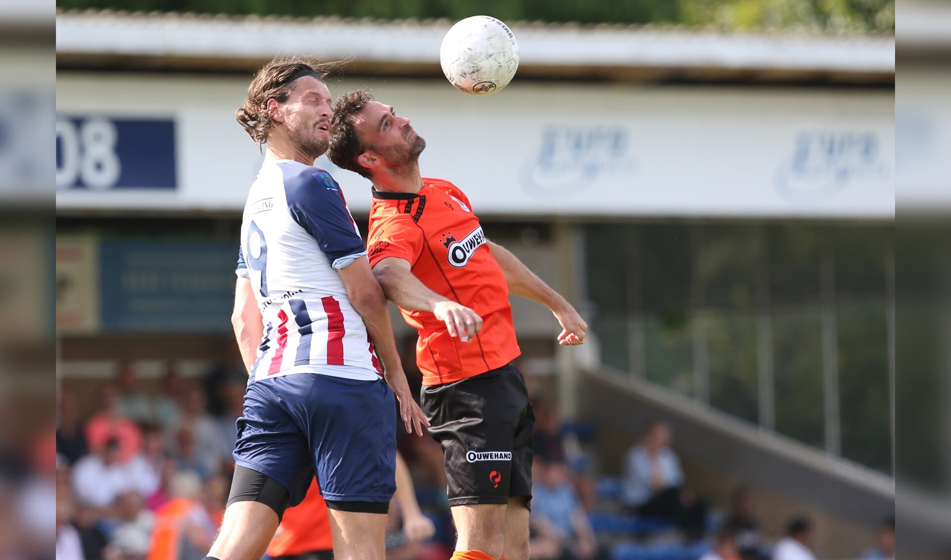 Stefan Stam in duel met Kevin Vink van Excelsior Maassluis. | Foto: OrangePictures