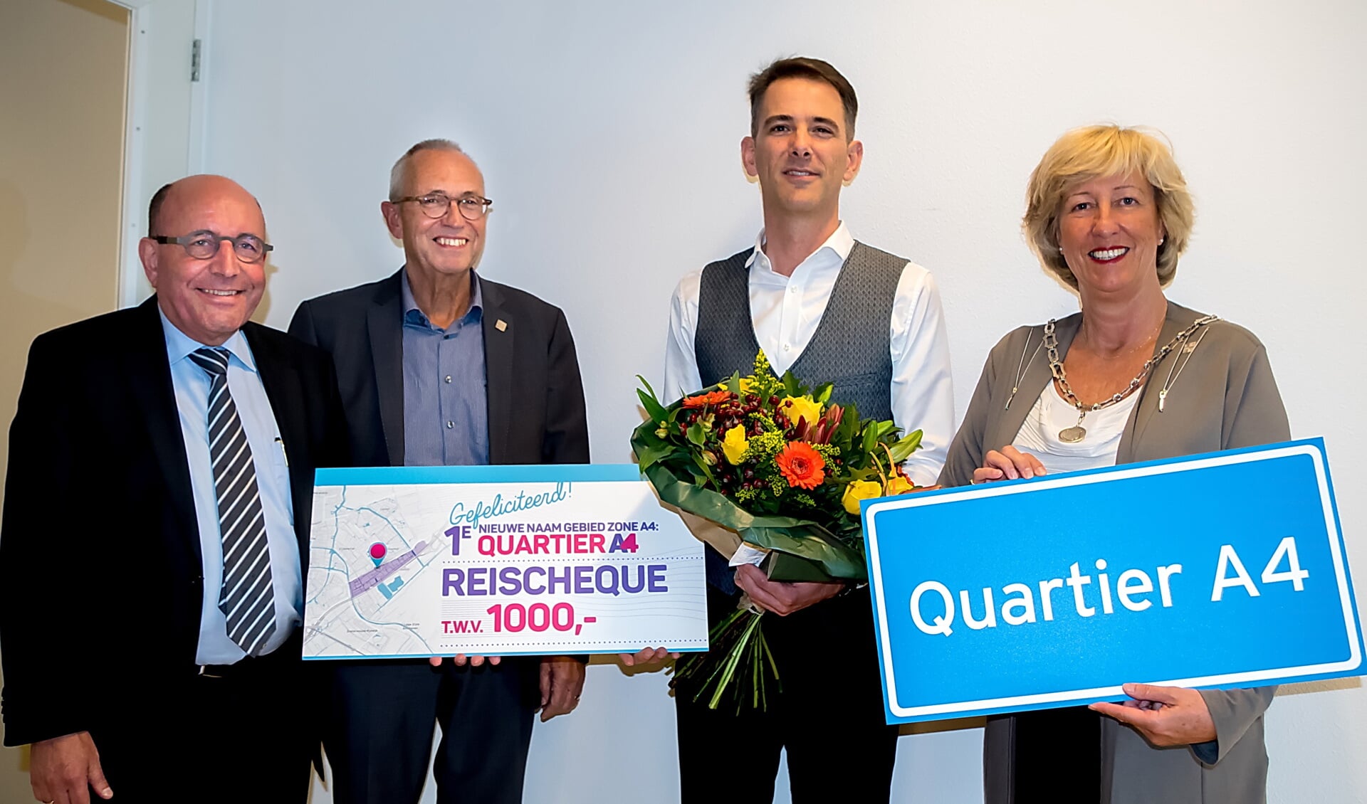 V.l.n.r. retailmanager Bart Keijzer, wethouder Kees Wassenaar, prijswinnaar Rogier van der Laan en burgemeester Laila Driessen.