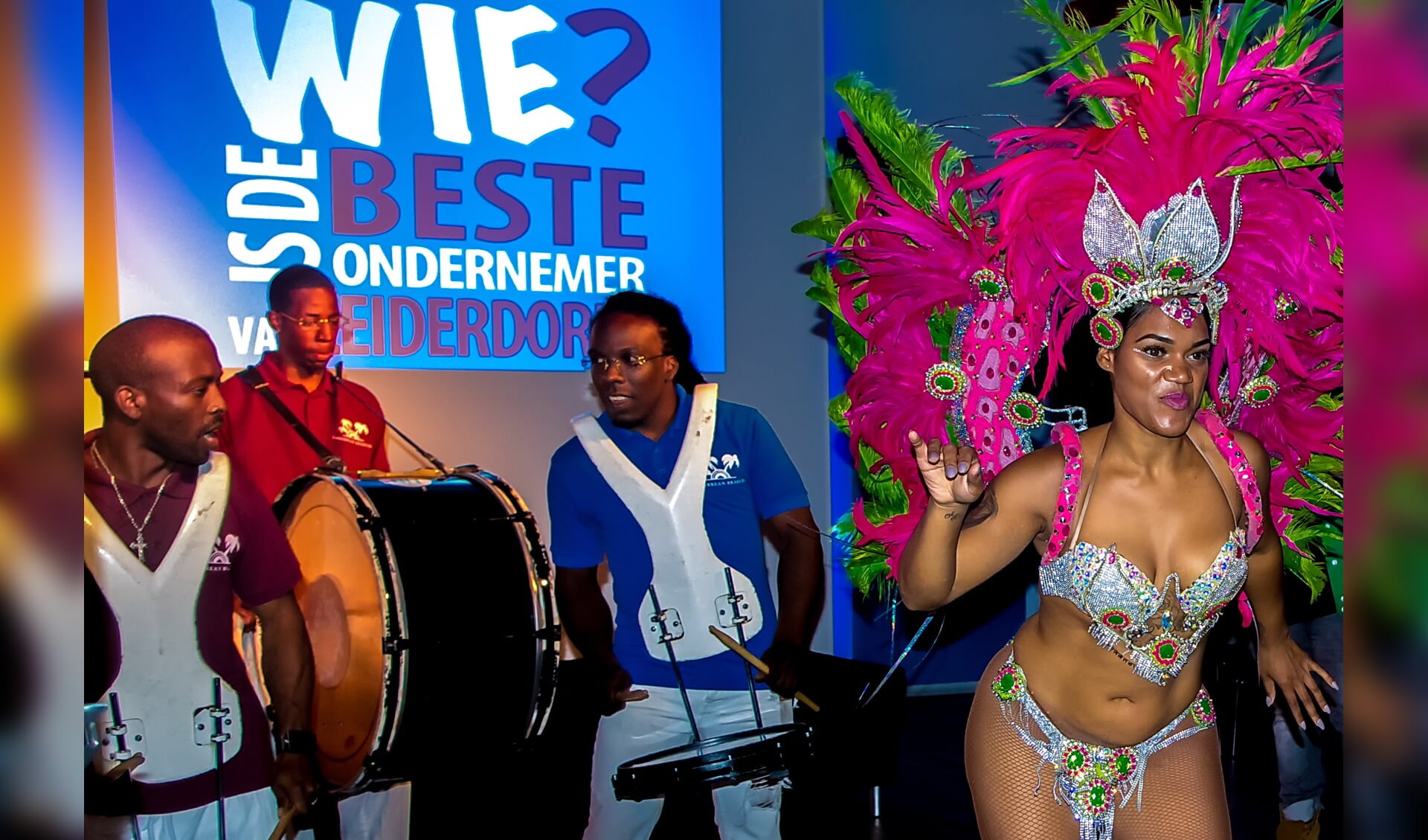 Een brassband en een exotische danseres luisterden de verkiezing van de Beste Ondernemer op. | Foto: J.P. Kranenburg
