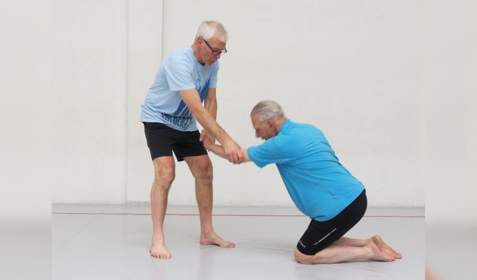 Judoleraar Jan Barends met één van zijn oudste leerlingen (89 jaar). | Foto: pr 