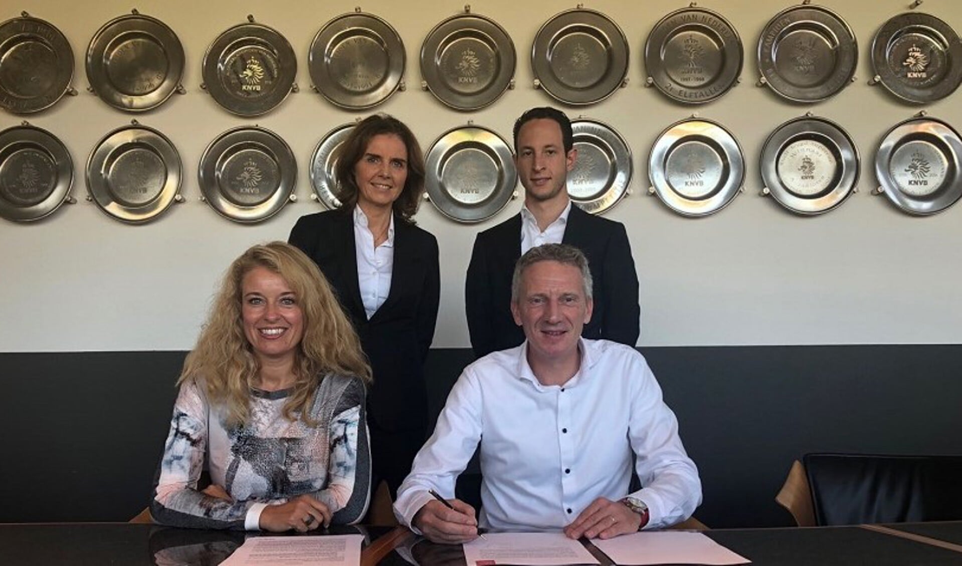 Voorzitters Jolanda Remmelzwaal en Ronald Vonk ondertekenen namens Ter Leede de samenwerkingsovereenkomst met Ajax. Marleen Molenaar, manager vrouwenvoetbal Ajax, en trainer Benno Nihom kijken toe. | Foto: pr.