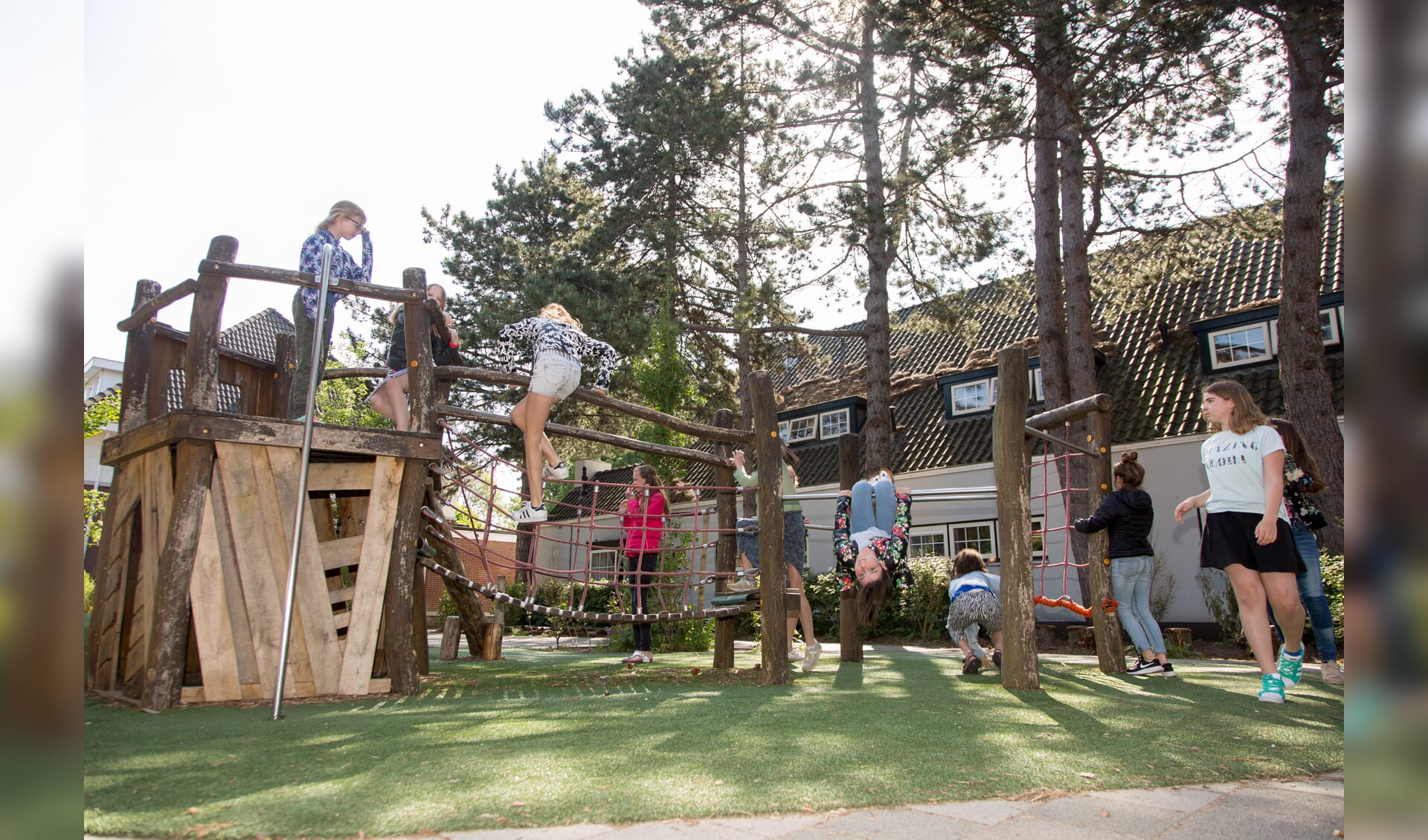 Door de bijdrage uit het Rabobank Wensenfonds klimmen en klauteren de kinderen van de Koningin Julianaschool op een nieuw parcours die geplaatst werd op het onlangs gerenoveerde schoolplein.| Archieffoto: PR