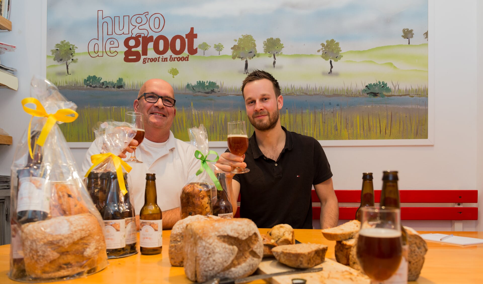 Bakker Leonard Marks en bierbrouwer Leander van Vliet proosten met het heerlijke bakkerbier. | Foto Wil van Elk