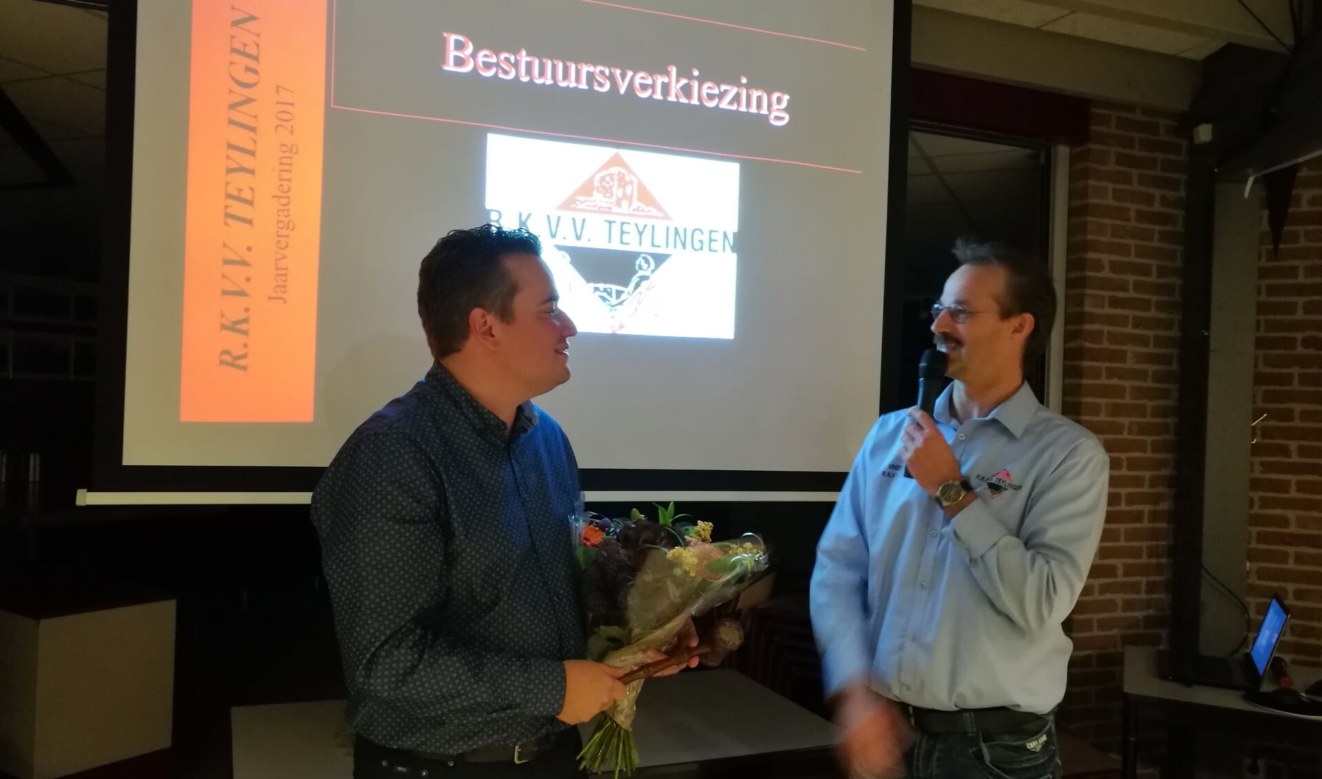 Rogier Landwer Johan ontvangt de voorzittershamer van penningmeester Dirk van den Nouland. | Foto: pr./Sylvia Kruijer