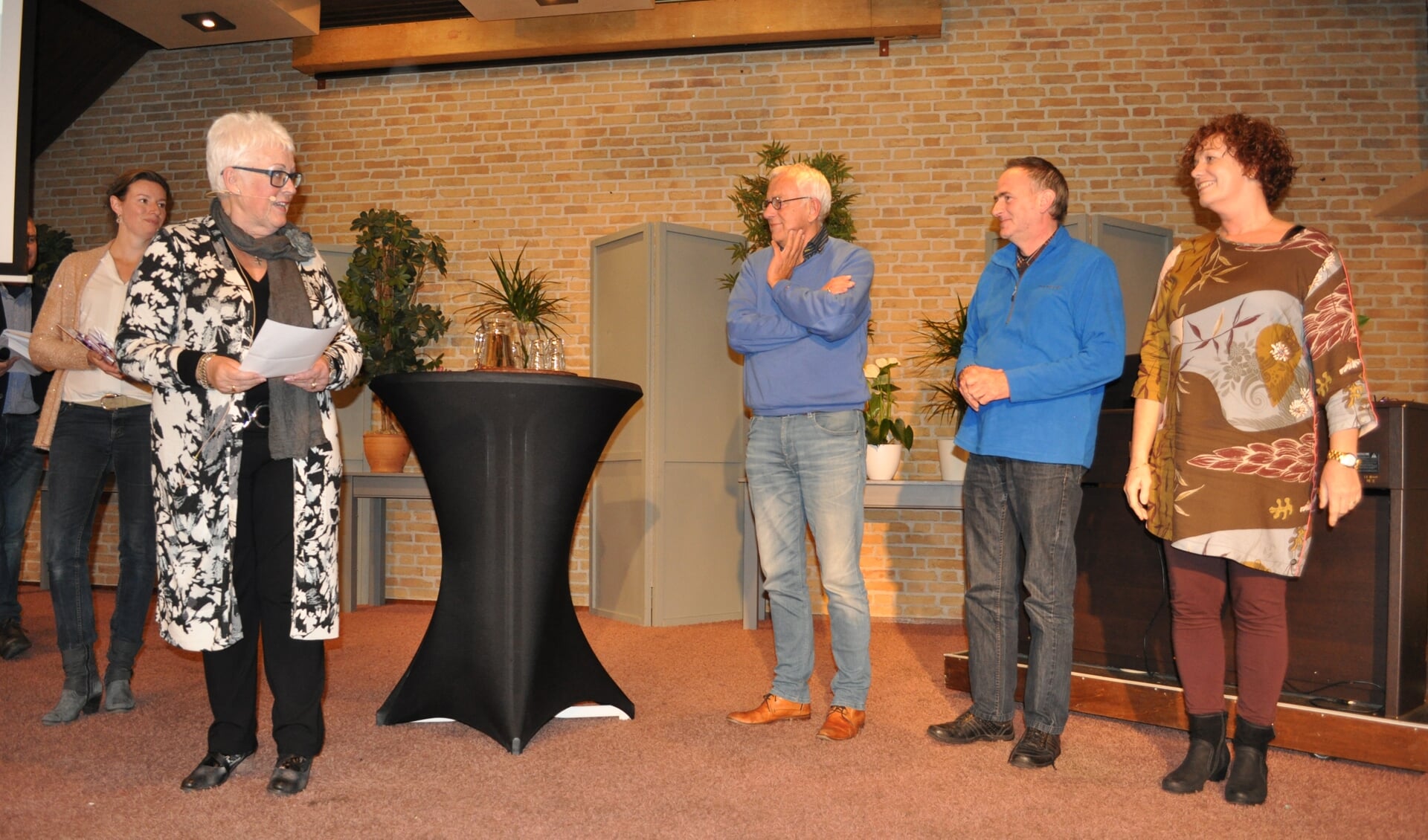 Miep van der Woude spreekt de prijswinnaars toe. 