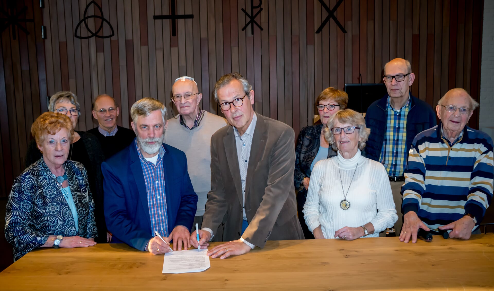 De besturen van KBO en PCOB ondertekenen het samenwerkingscontract. Vooraan tweede van links PCOB voorzitter Hans Kapteyn, rechts naast hem KBO voorzitter Guy Maris. 