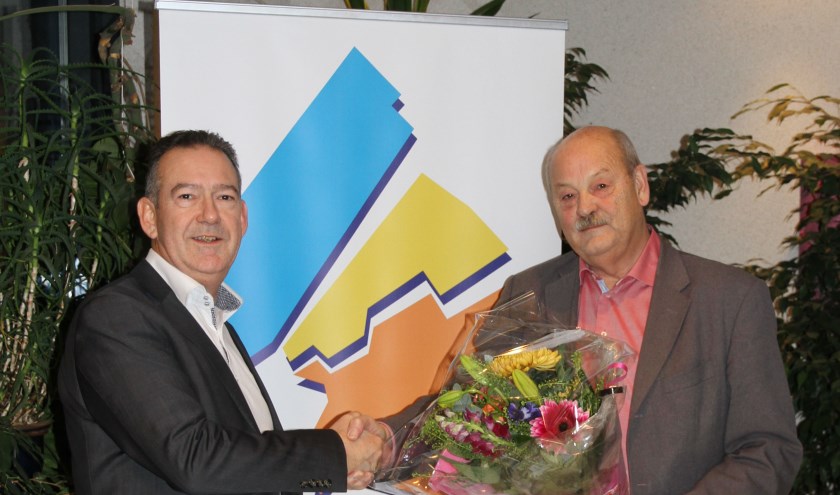 Rob ten Boden (links) wordt gefeliciteerd door Trilokaal-bestuursvoorzitter Fons Welters. | Foto: pr.