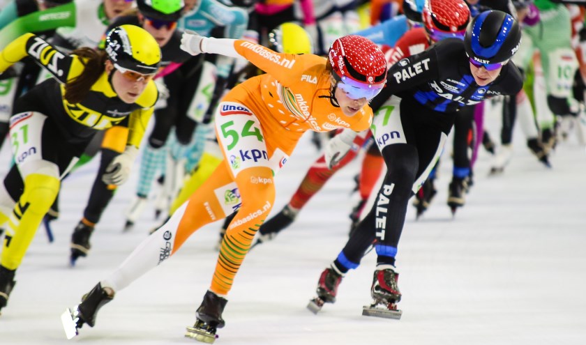 Iris van der Stelt aan kop in de wedstrijd in Heerenveen. | Foto: pr./schaatspeloton.nl  