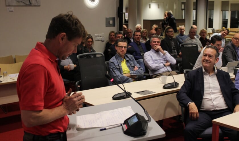 Al eerder sprak agrariër en voormalig raadslid Van der Valk uit vanaf het spreekgestoelte zijn tegenstand tegen de huidige opzet van het Ondernemersfonds. | Foto: archief/Nico Kuyt