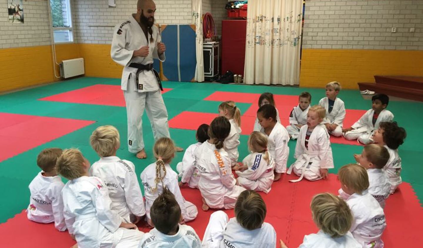 Instructie van de judoleraar.