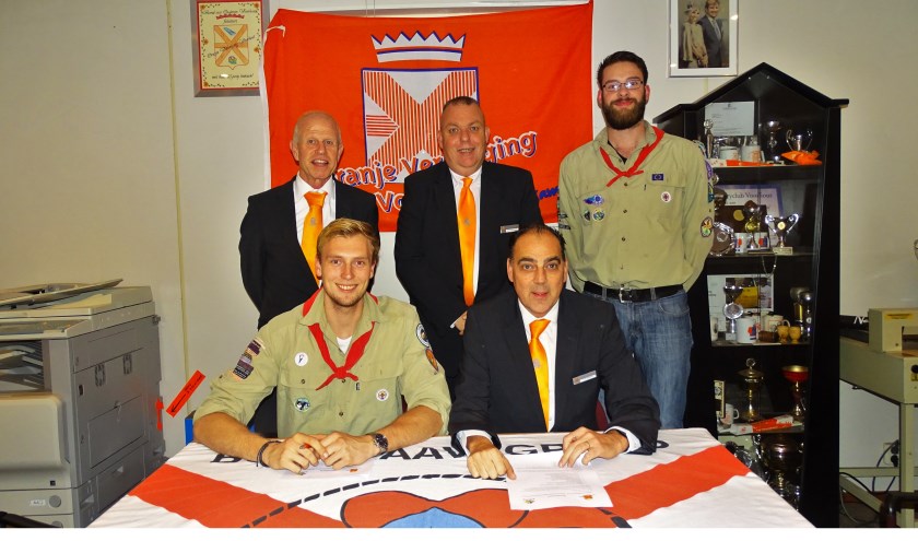 Robin Borst (Scouting Boerhaavegroep en Ton Wolvers (voorzitter Oranje Vereniging) ondertekenen de nieuwe overeenkomst. | Foto: pr.