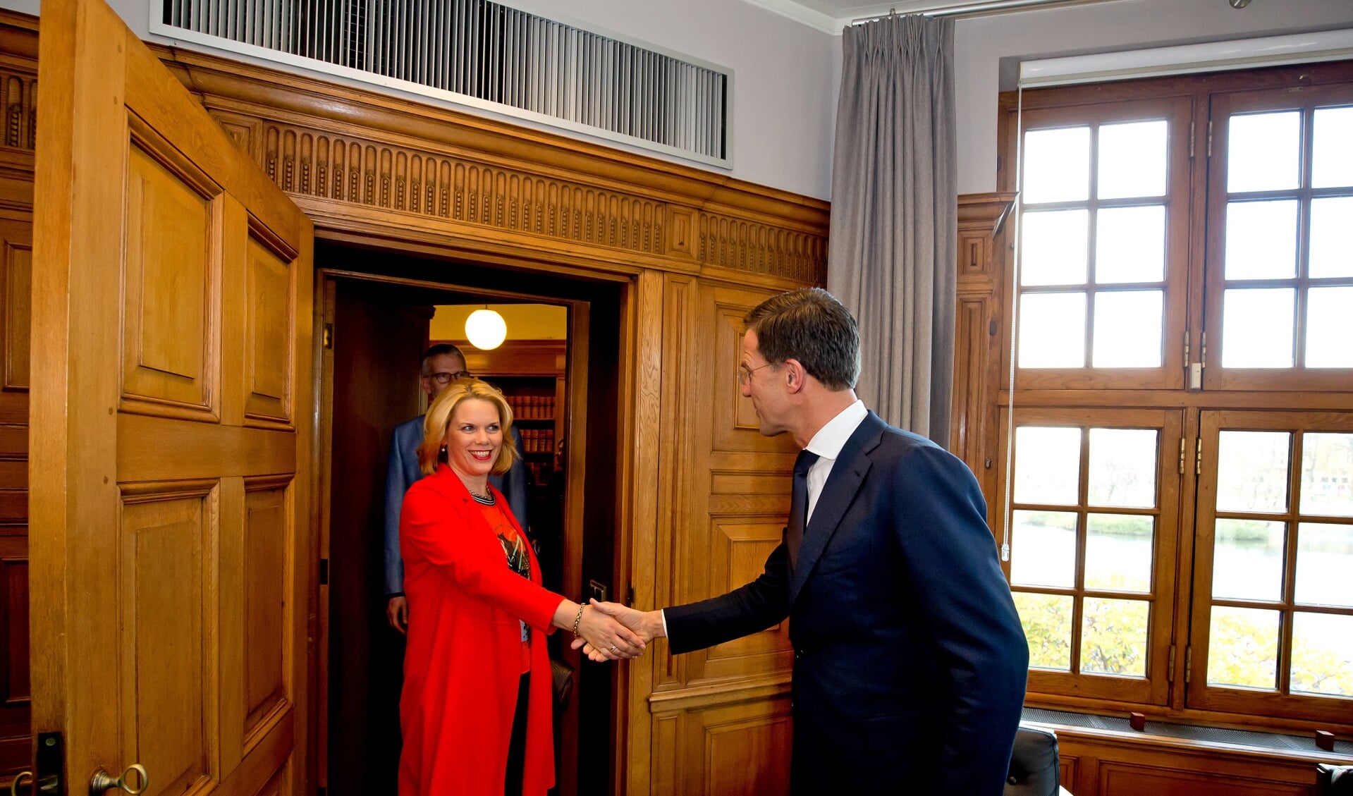 Yvonne van der Hulst wordt verwelkomd door premier Mark Rutte.