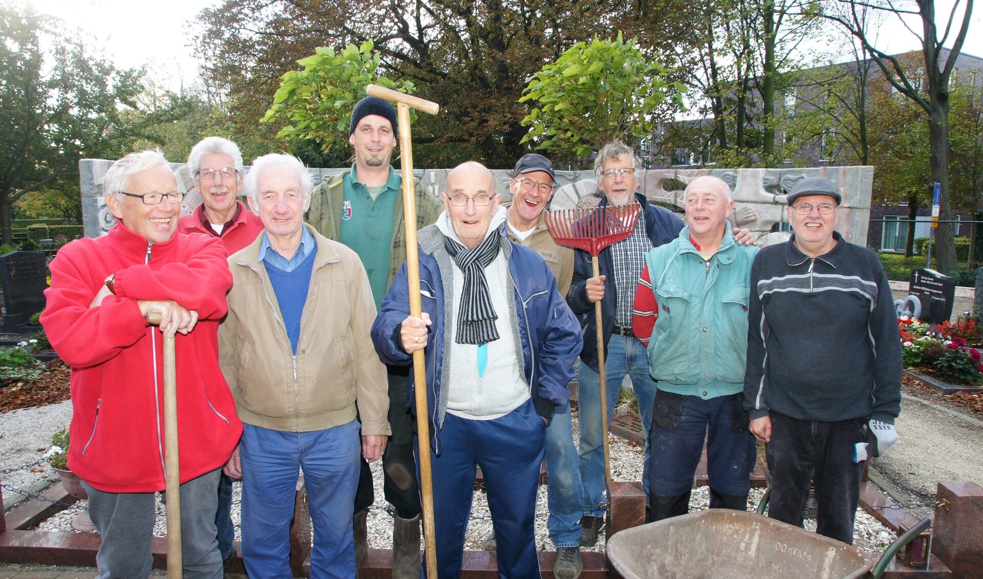  De enthousiaste vrijwilligersgroep van de parochie St.Bartholomeus/Stichting Begraafplaats is op zoek naar nieuwe vrijwilligers. | Foto: pr.