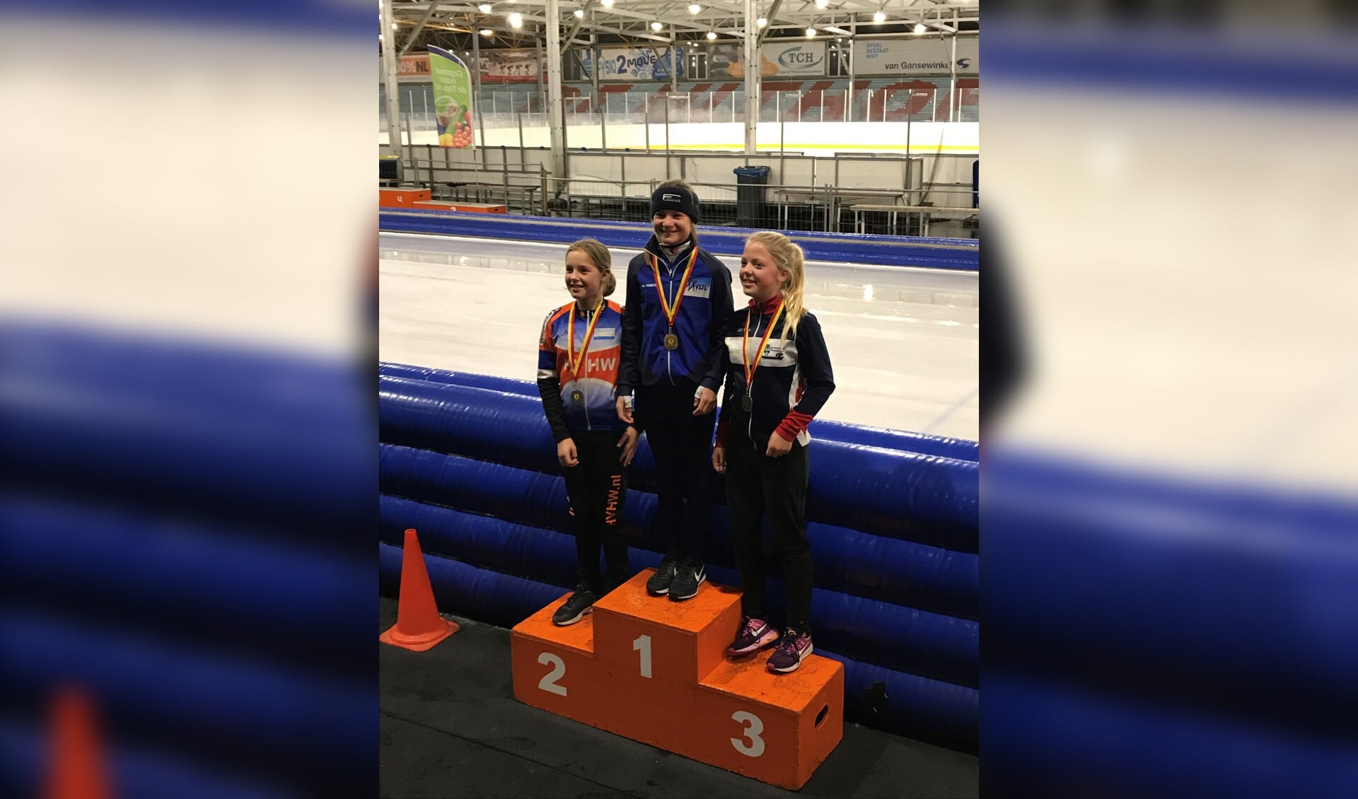 Angel Daleman op het hoogste podium. Zij werd kampioen bij de Pupillen B.