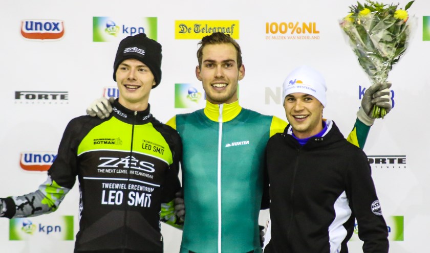 Een Warmonds podium:  Kees Heemskerk (m) en Leander van der Geest (r) staan bij de eerste drie. Jordy van Workum (l) wint het zilver. | Foto: pr./schaatspeleton.nl.  