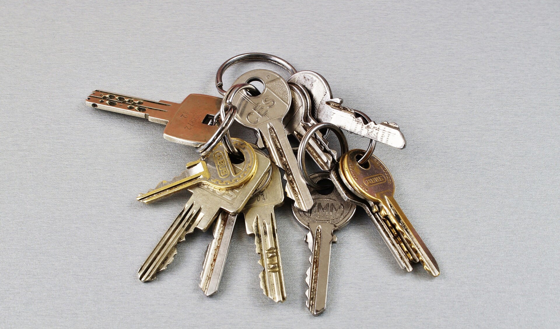 Veel mensen hebben ook sleutels van anderen in hun bezit: van de buren, de ouders of juist de kinderen. Deze sleutels worden vaak niet ingeleverd als er wordt verhuisd.