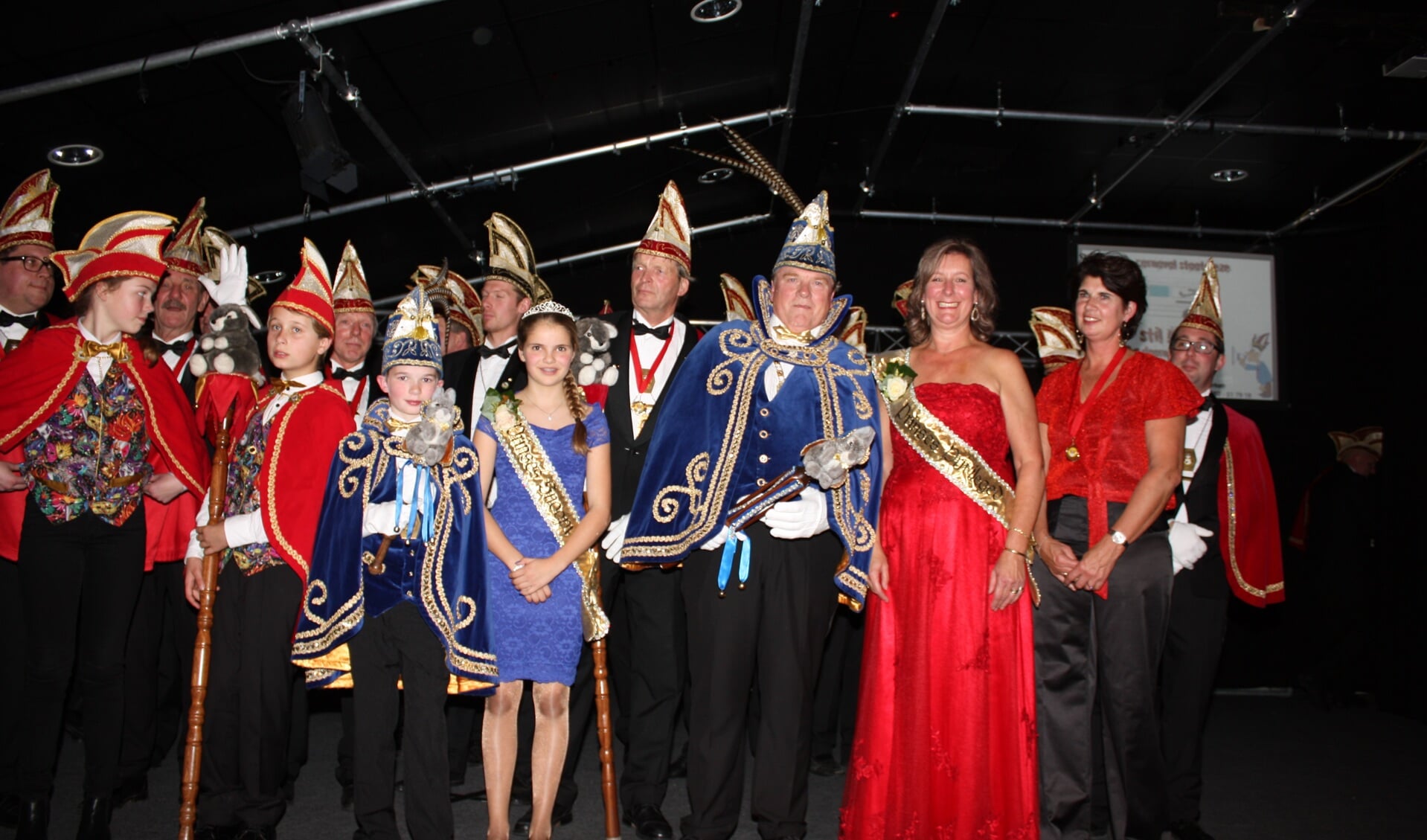 De nieuwe prinsenparen van De Zilkse Duinknijnen zijn geïnstalleerd. | Foto: met dank aan Margriet van Saase
