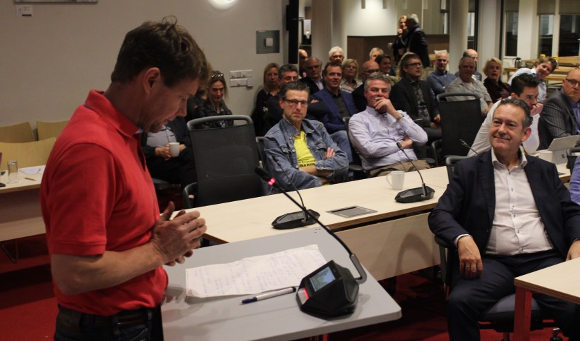 Agrariër en voormalig raadslid Van der Valk uit zijn tegenstand. | Foto: Nico Kuyt