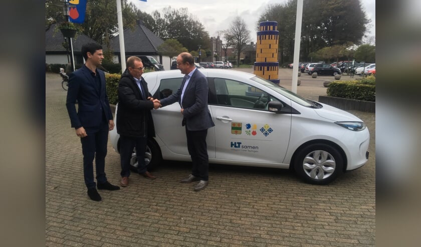 Een 'groene' auto voor HLTSamen. Wethouder Adri de Roon neemt de sleutel in ontvangst. | Foto: pr