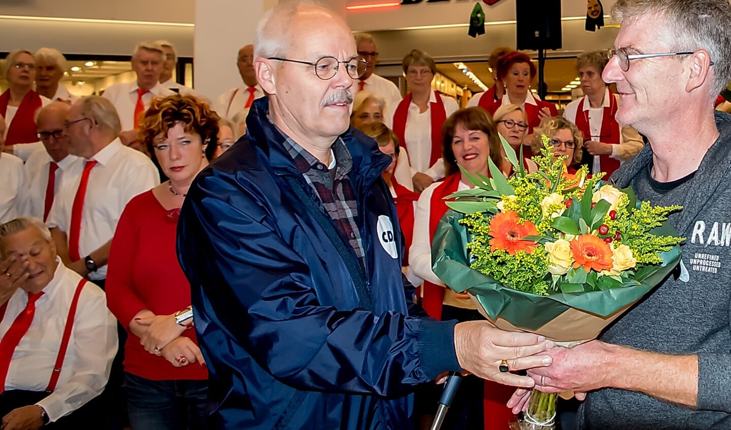 Peter-Frank Koster (rechts) krijgt bloemen van CDA-er Joop van Huut.