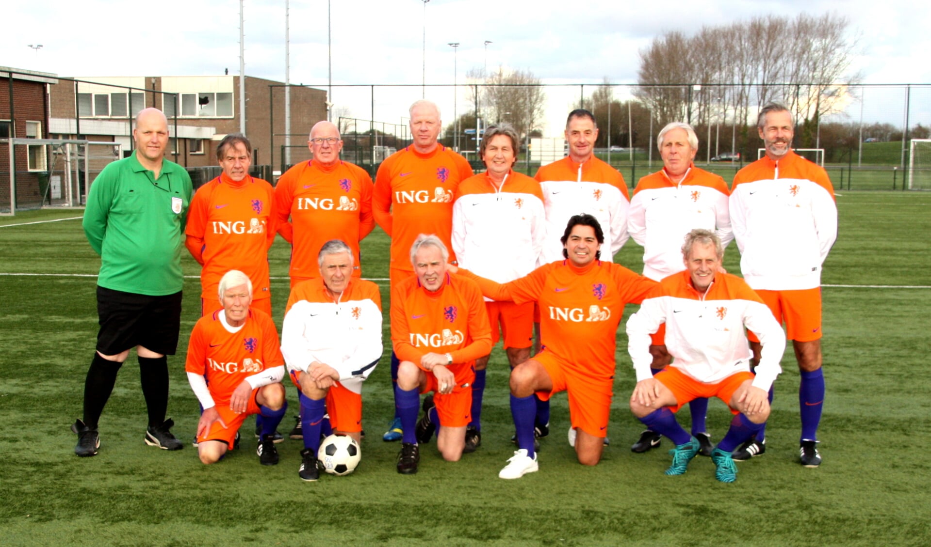 Oud-internationals speelden bij SJC een gezellige pot wandelvoetbal. | Foto en tekst: Wim Siemerink