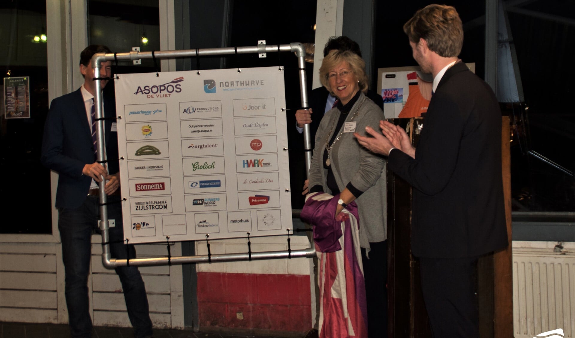 Burgemeester Laila Driessen onthulde een sponsorwand met alle namen van de nieuwe partners. 