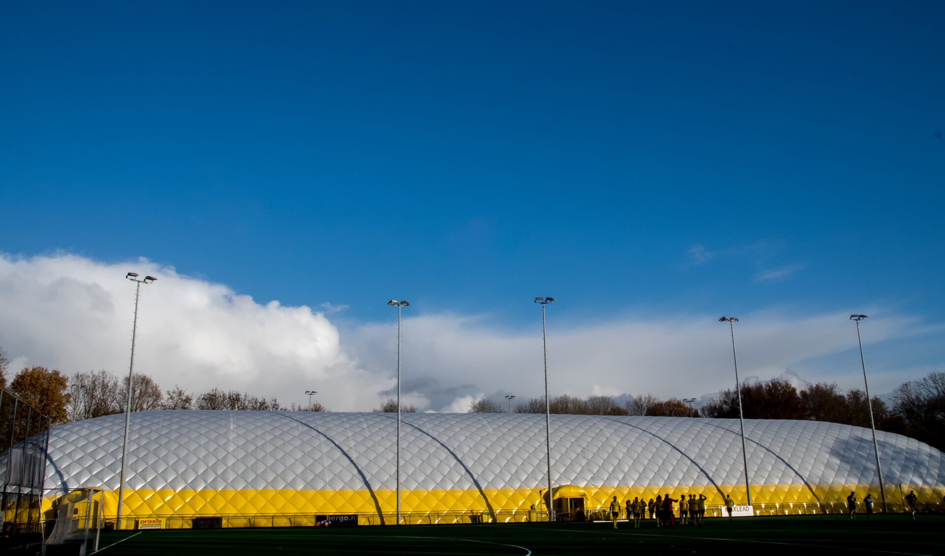 De megagrote ballonhal heeft een futuristische aanblik. Inzet: Burgemeester Laila Driessen, Alecto voorzitter Bart Kerkmeer en een aantal jonge hockeyers openden gezamenlijk de nieuwe hal. | Foto's:  J.P. Kranenburg  