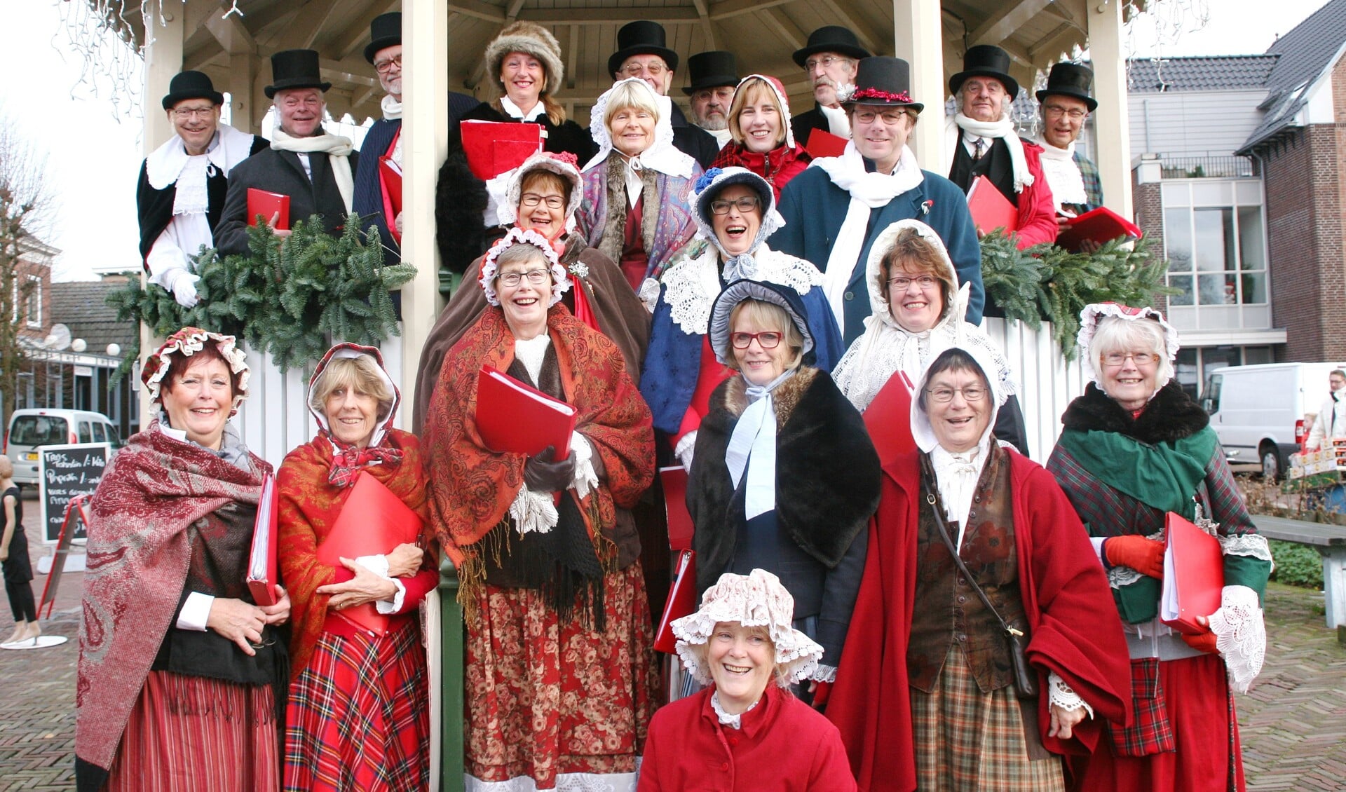 Het gemengd koor Min Ghesellen uit Nieuwkoop verzorgt samen met St.Cecilia een kerstconcert in Dickens stijl. | Foto: pr.