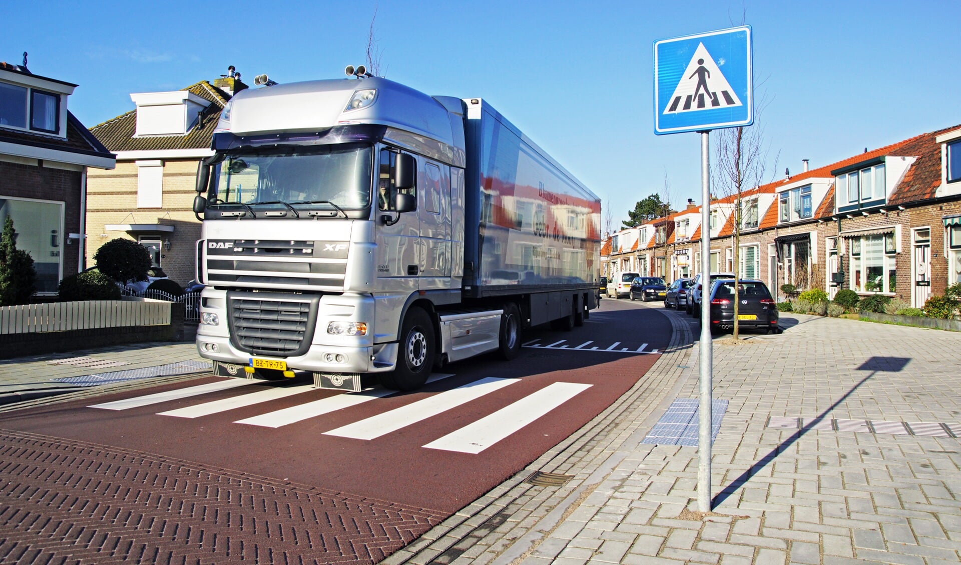 De gemeente gaat onderzoeken of vrachtwagens geweerd kunnen worden uit de Brouwerstraat. | Foto: CvdS
