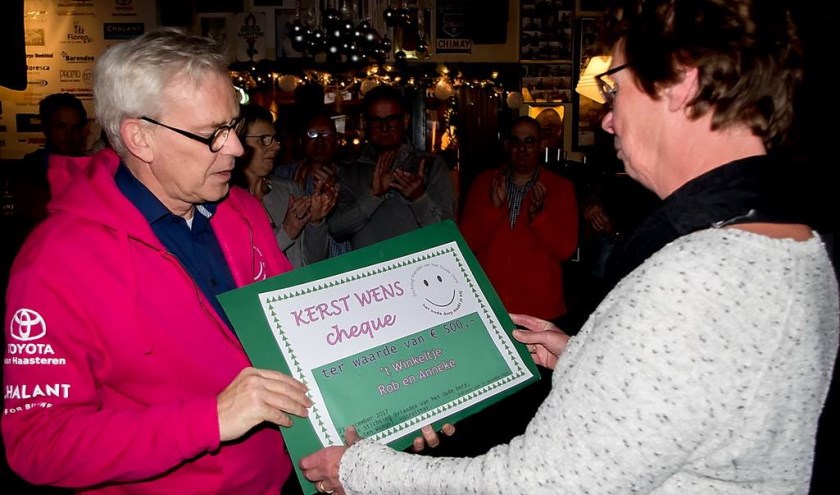 In café De Hollandsche Tuyn overhandigde voorzitter Guido ten Hengel van de Vrienden van het Oude Dorp de cheque van 500 euro aan Anneke Kortekaas van 't Winkeltje.
