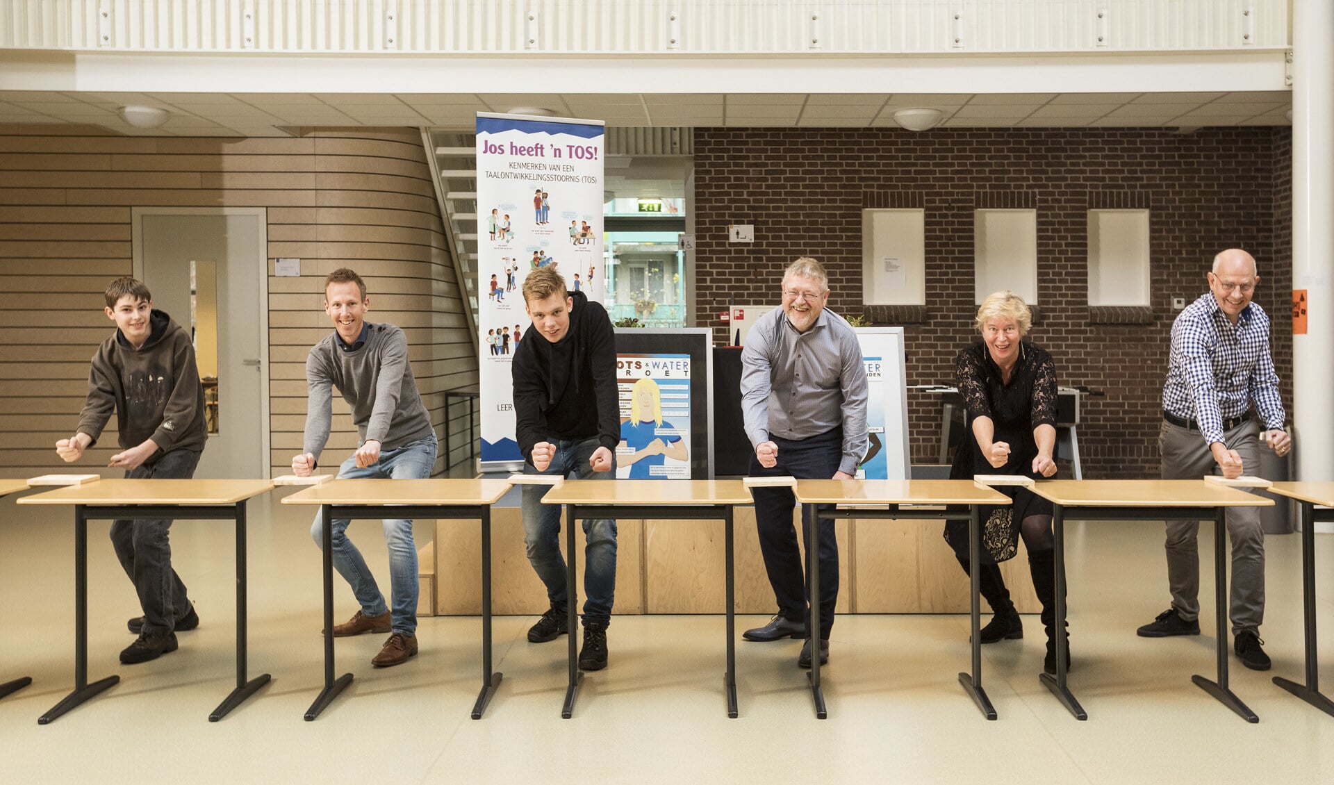 Twee derde jaars leerlingen van het Auris College Leiden zetten samen met de afgevaardigden van de scholen een 'slag' in de goede richting door hun planken in tweeën te slaan. | Foto: pr.