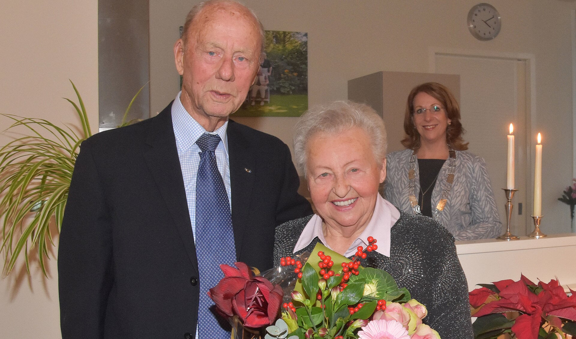 Het bruidspaar Van den Berk krijgt bezoek van burgemeester Carla Breuer. | Tekst en foto: Piet van Kampen