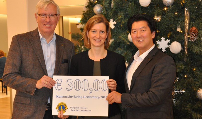Leden van de Lionsclub Leiderdorp overhandigen de cheque