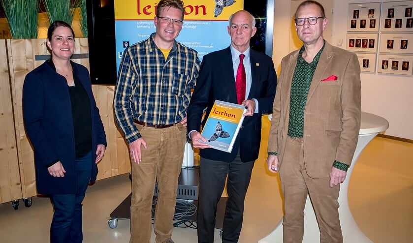 Wethouder Jeff Gardeniers heeft het boek gekregen van schrijvers Kim van Straten, Menno Dijkstra en Arno Verhoeven.