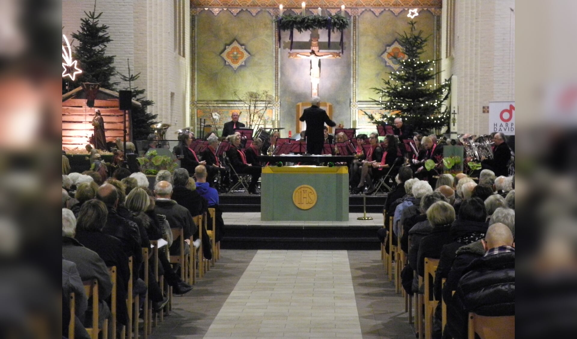 De banken in de Jozefkerk zitten vol. Het publiek geniet van de kerstmuziek van de Harpe Davids en zangeres Teddy van den Burg. | Foto: pr.