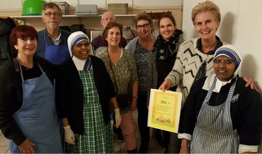 Brigitta van Velzen overhandigt namens de doopwerkgroep de cheque van 300 euro aan de Zusters van naastenliefde. | Foto: pr.