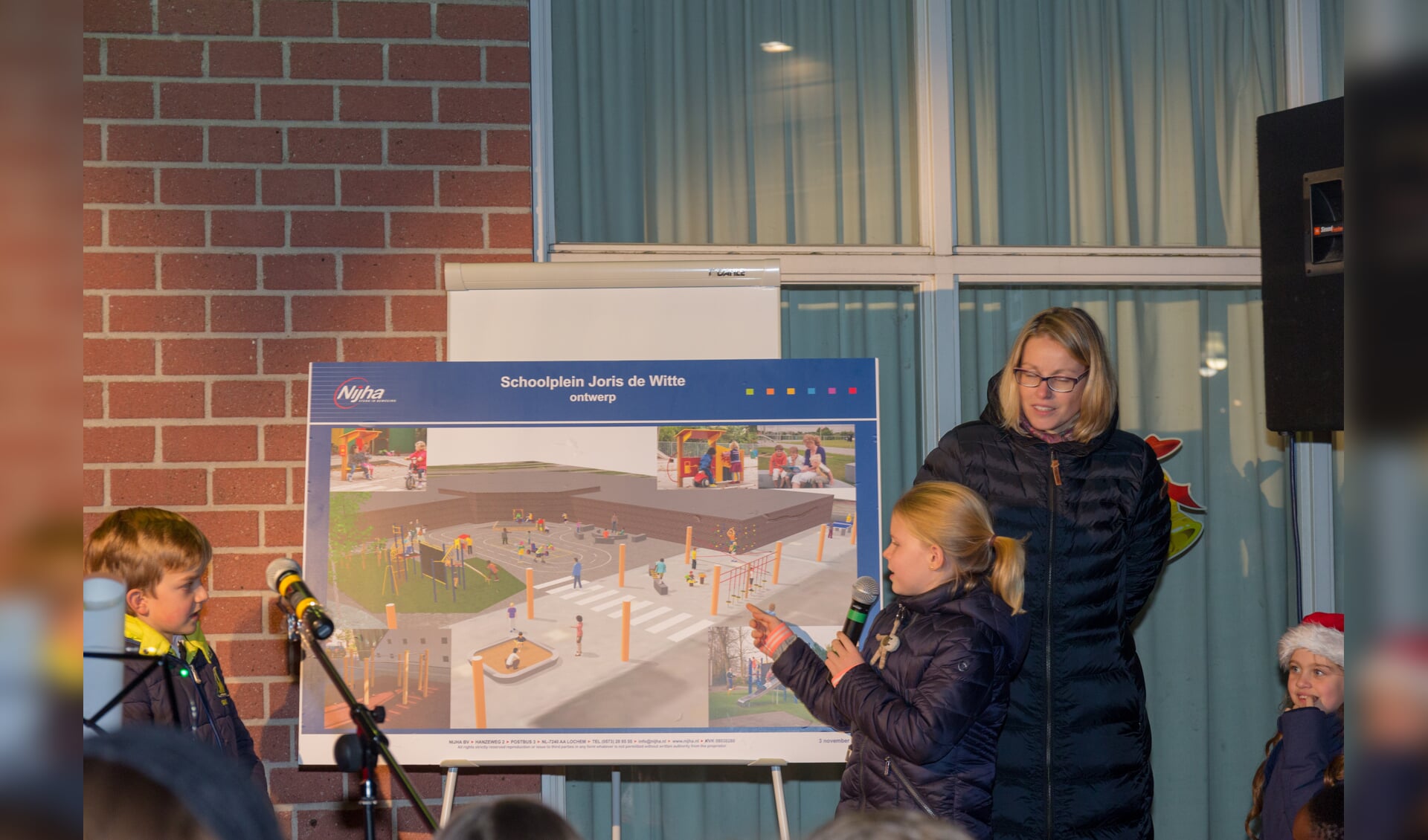 Twee leerlingen onthulden het plan voor een nieuwe inrichting van het schoolplein. | Foto Wil van Elk