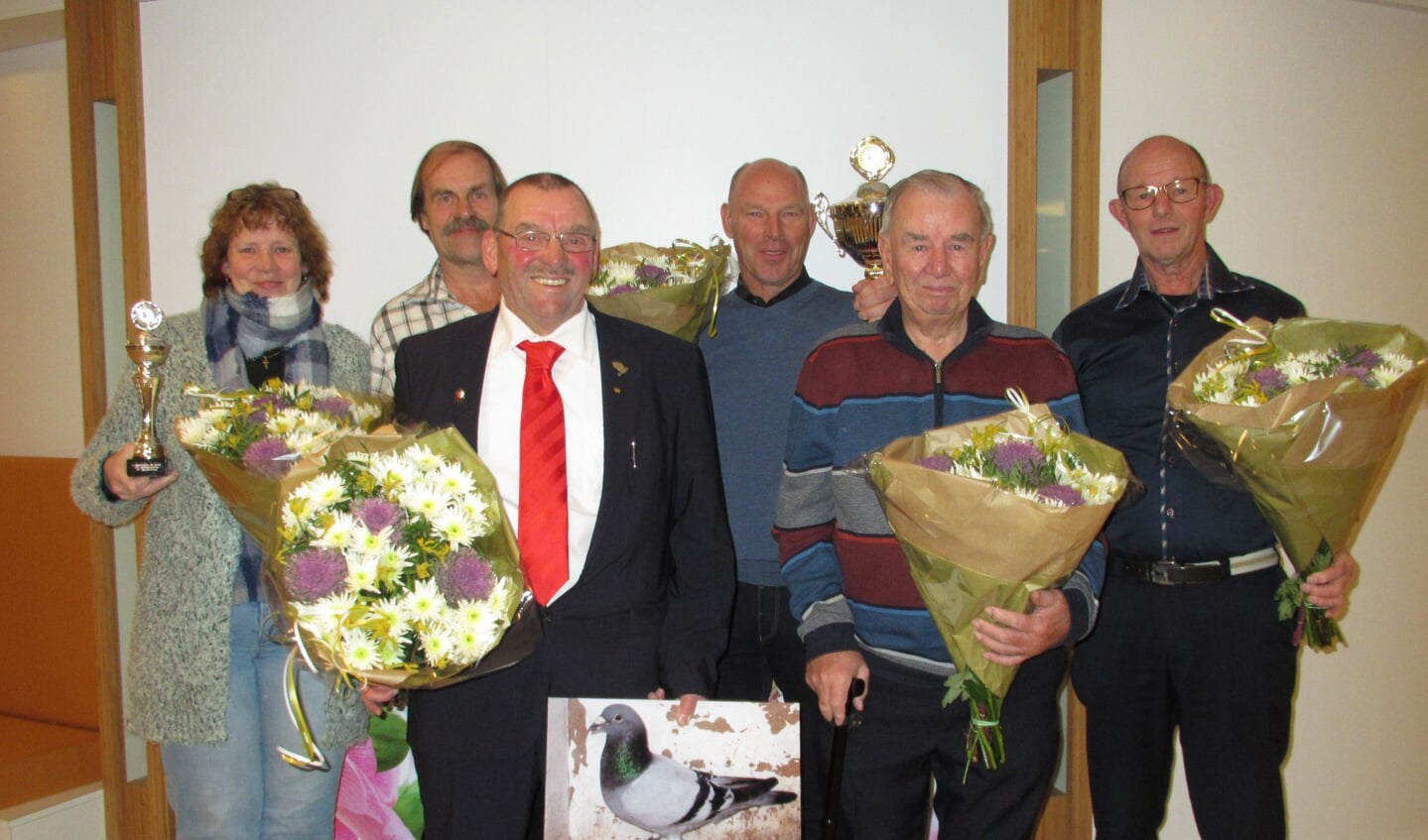 Van links naar rechts: Els & Ger van Rijsbergen de Groot (5e), bestuursvoorzitter Jan Hoogenboom (1e), Jan Matze (4e), Herman van Schie (3e) en penningmeester Theo Onderwater (2e) zijn de winnaars in de wedvluchtcompetitie 'Generaal' 2017. | Foto: pr.
