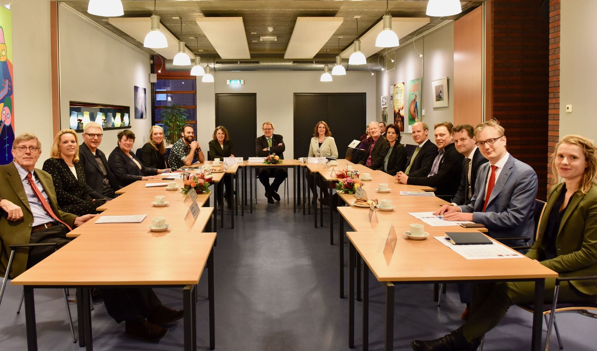 Commissaris van de Koning Jaap Smit in gesprek met vertegenwoordigers van politieke partijen, organisaties, verenigingen en bedrijven uit Teylingen. | Foto: pr.