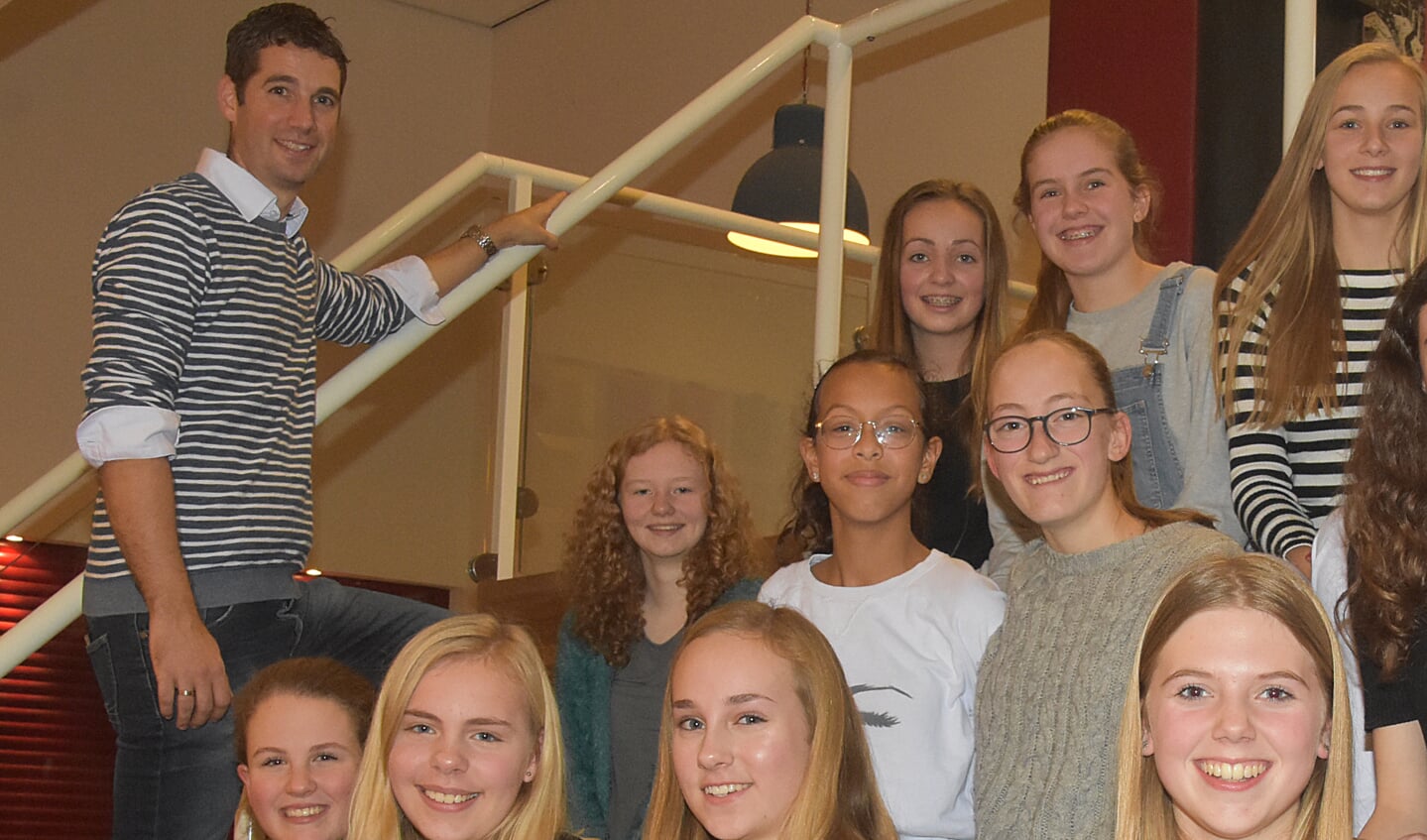 Bart van der Heiden tussen aantal van 'zijn' leerlingen.