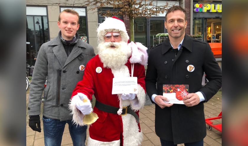 Hidde Verhoeve en Bas Brekelmans op stap met de Kerstman. | Foto: pr.